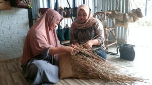 Kisah Widyaningsih, Mantri BRI yang mana digunakan Membangun Inklusi Keuangan juga juga Kepuasan Keluarga